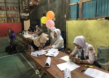 TPS Unik Tema Back To School di Balangan, Petugas KPPS Pakai Seragam SMA