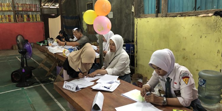 TPS Unik Tema Back To School di Balangan, Petugas KPPS Pakai Seragam SMA