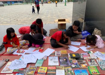 Baca Buku Dan Mewarnai Pada Hari Libur Di Taman Sanggam