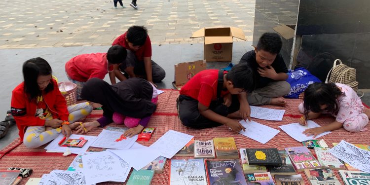 Baca Buku Dan Mewarnai Pada Hari Libur Di Taman Sanggam