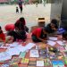 Baca Buku Dan Mewarnai Pada Hari Libur Di Taman Sanggam
