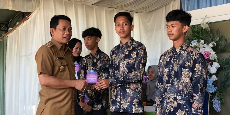 Hadiri Perpisahan MA Darusalam Awayan, Bupati Sampaikan Beasiswa 1000 Sarjana