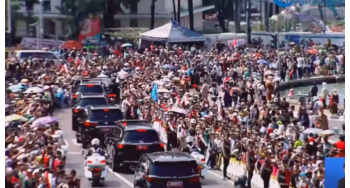 Ribuan Warga Lepas Presiden Jokowi dari Istana Merdeka Menuju Gedung DPR-MPR