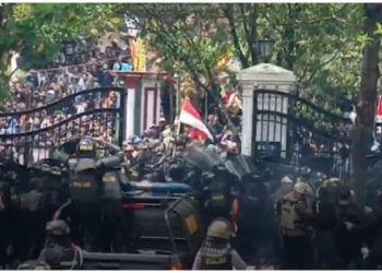 Pendemo Tuntut Bupati Pati Out Mulai Bentrok Dengan Aparat, Gas Air Mata di Lepaskan