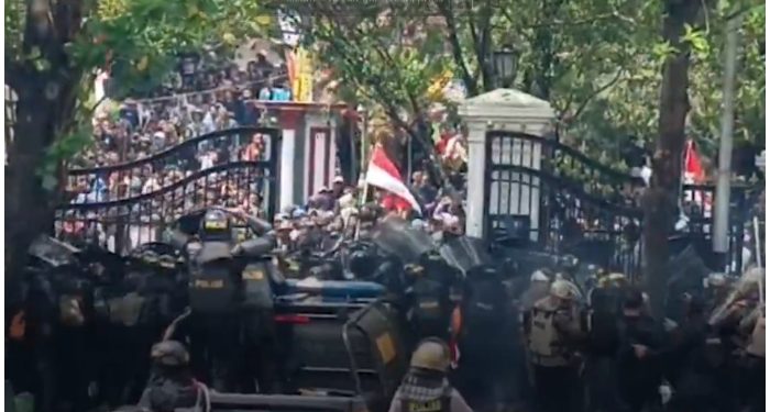 Pendemo Tuntut Bupati Pati Out Mulai Bentrok Dengan Aparat, Gas Air Mata di Lepaskan