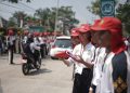 Kesbangpol Balangan Bersama Capaska Bagikan Bendera Merah Putih di Depan Kantor Bupati