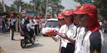 Kesbangpol Balangan Bersama Capaska Bagikan Bendera Merah Putih di Depan Kantor Bupati
