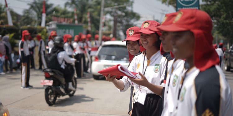 Kesbangpol Balangan Bersama Capaska Bagikan Bendera Merah Putih di Depan Kantor Bupati