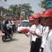 Kesbangpol Balangan Bersama Capaska Bagikan Bendera Merah Putih di Depan Kantor Bupati